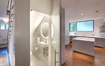 Nhà vệ sinh dưới gầm cầu thang sáng tạo và tiện nghi